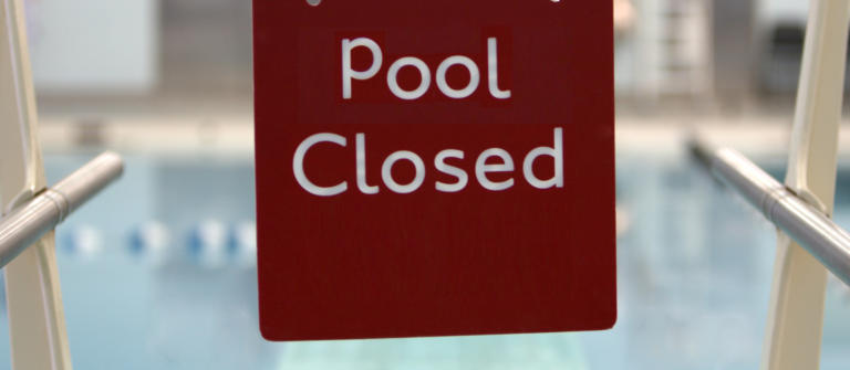 30 svømmehaller lukker i Frankrig